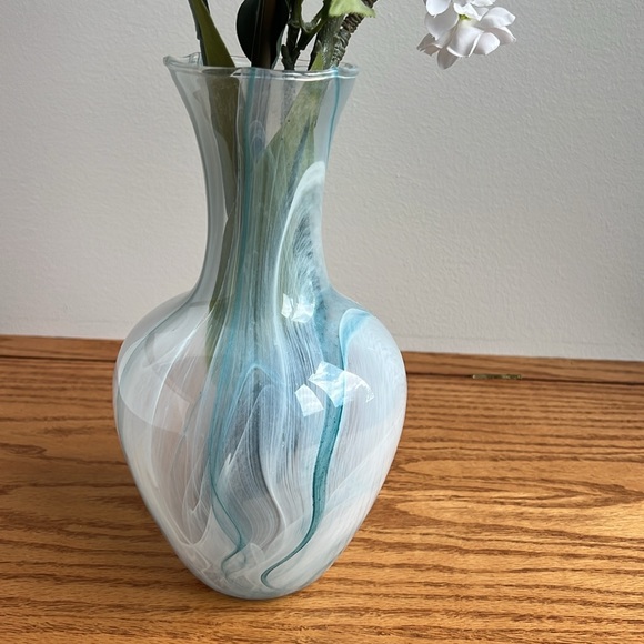 3 piece floral arrangement, vase, faux lily and cherry blossom stem. - Picture 5 of 9